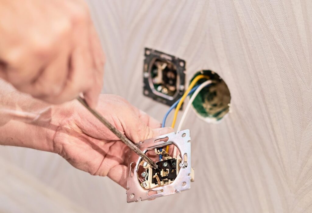 Ile kosztuje instalacja elektryczna w domu i mieszkaniu?