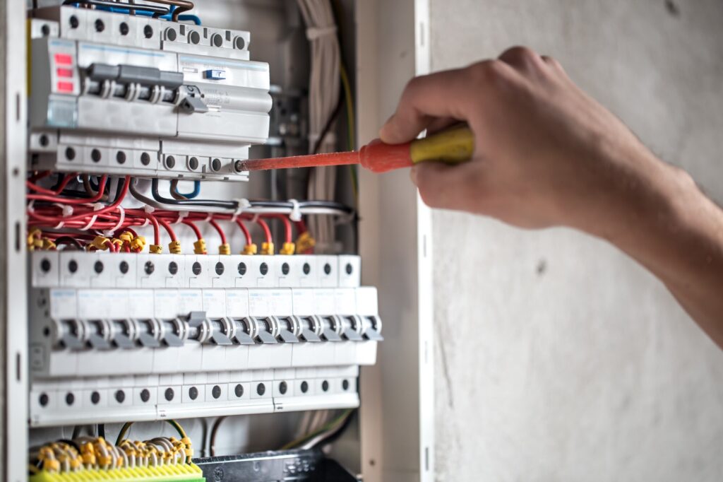 Ile kosztuje instalacja elektryczna w domu i mieszkaniu?